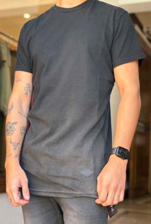REMERA GASTADA NEGRO